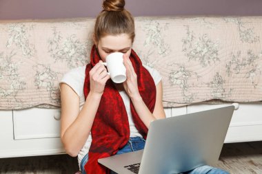 laptop ve kahve ile genç kadın