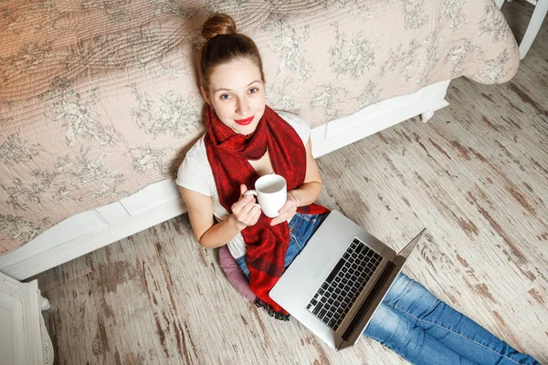 Giovane donna con computer portatile e caffè — Foto Stock