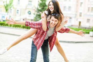 Mutlu gülen çift eğlenmek sokakta üzerinde yaz.