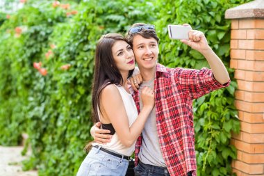 Bir selfie bir cep telefonu alarak mutlu güzel çift. sarılma ve birlikte eğlenmek.