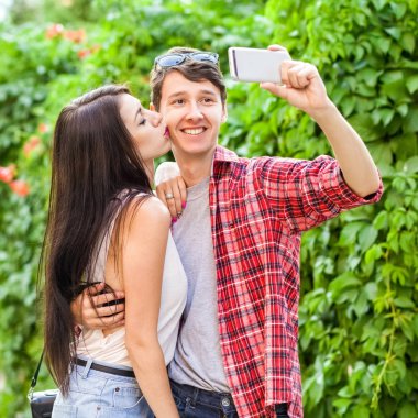 Bir selfie bir cep telefonu alarak mutlu güzel çift. sarılma ve birlikte eğlenmek.