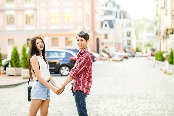 Feliz pareja sonriente divirtiéndose en la calle en verano . — Foto de Stock