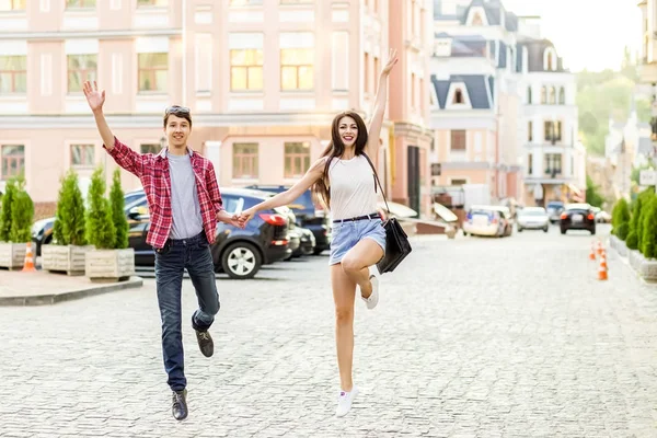 Feliz pareja sonriente divirtiéndose en la calle en verano . — Foto de Stock