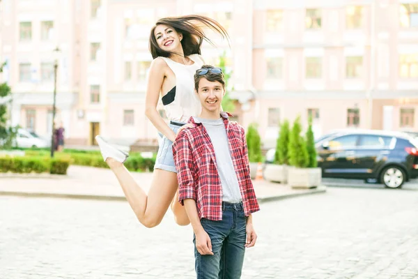 Lykkelig smilende par som morer seg på gata om sommeren . – stockfoto