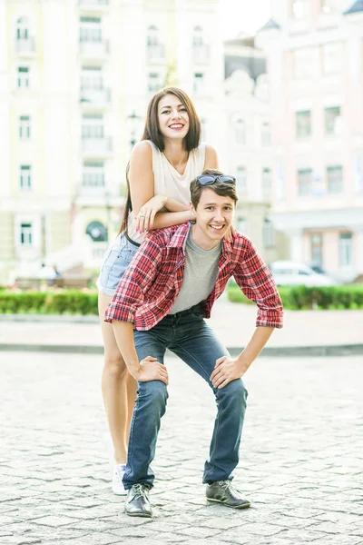 Feliz pareja sonriente divirtiéndose en la calle en verano . — Foto de Stock