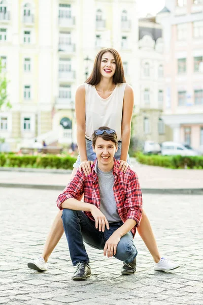 Feliz pareja sonriente divirtiéndose en la calle en verano . — Foto de Stock