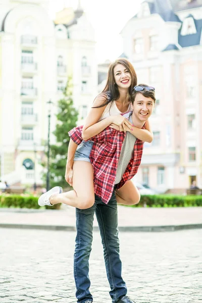 Happy smiling couple having fun in the street on summertime. — Stock Photo, Image