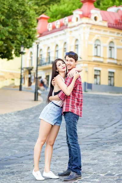 Feliz belo jovem casal apaixonado abraçando e se divertir juntos na cidade no dia de verão . — Fotografia de Stock