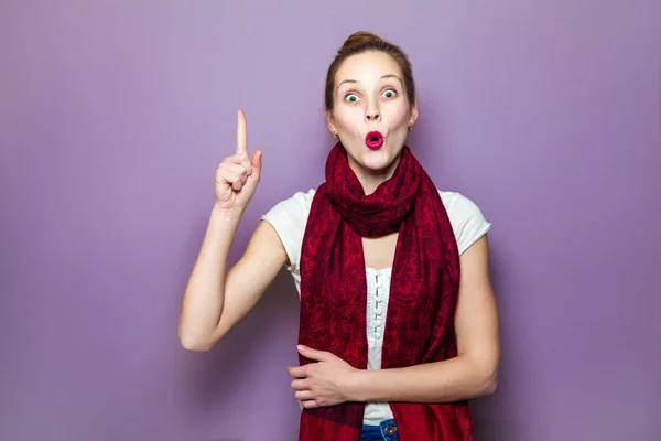 Idea, retrato feliz hermosa mujer pensando mirando hacia arriba señalando con el dedo en el espacio de copia en blanco sobre fondo púrpura. Expresiones positivas de la cara humana, emociones, sentimientos lenguaje corporal . — Foto de Stock