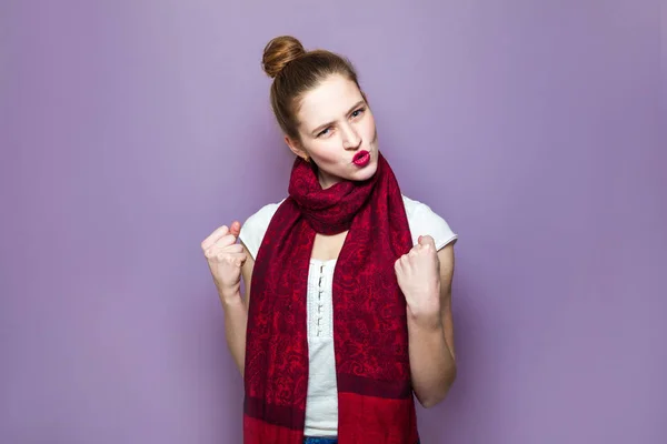 Mulher vencedora surpresa. Jovem beleza emocional com cabelos coletados, sardas e cachecol vermelho olhando animado em fundo roxo, emoções, expressões, conceito de sucesso e celebrando a vitória . — Fotografia de Stock