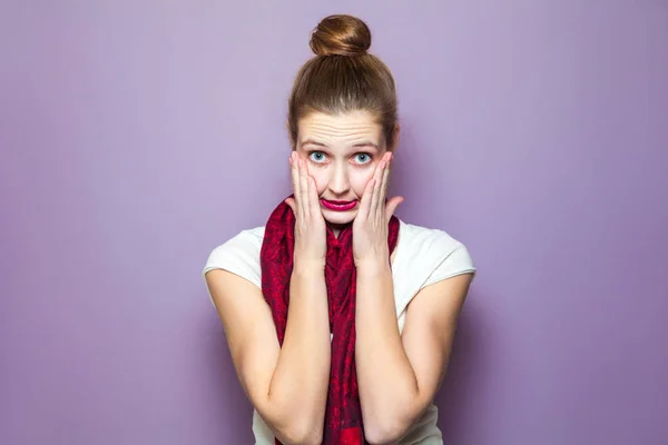 Concepto de error infeliz. retrato de una joven linda mujer con bufanda roja y pecas en su cara, concepto de expresión emocional infeliz sobre fondo púrpura —  Fotos de Stock