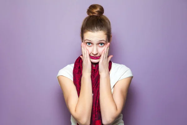 Concept d'erreur malheureux. portrait d'une jeune femme mignonne avec écharpe rouge et taches de rousseur sur son visage, concept d'expression émotionnelle malheureuse sur fond violet — Photo