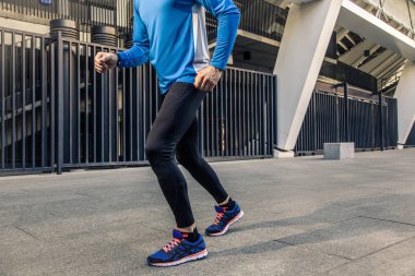 Orta yaşlı ciddi yakışıklı mavi siyah spor Tekdüzen çalıştıran.