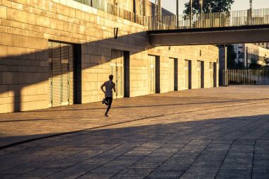 Yaşlı sporcu ülke yolda, sağlıklı ilham fitness yaşam, çalışan motivasyon hız ara egzersiz spor. 