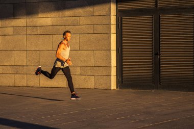 Yaşlı sporcu ülke yolda, sağlıklı ilham fitness yaşam, çalışan motivasyon hız ara egzersiz spor. 