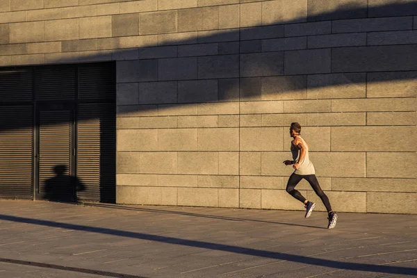 Leeftijd sportman waarop landweg, gezonde inspirerende fitness lifestyle, sport motivatie snelheid interval-training. — Stockfoto