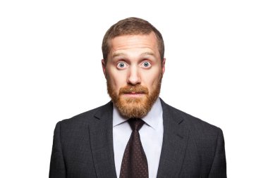 Büyük gözlerle kameraya bakan şaşkın iş adamı. Beyazda izole edilmiş, kameraya bakıyor..