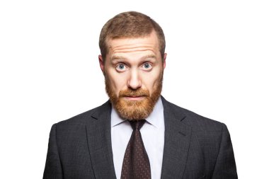 Büyük gözlerle kameraya bakan şaşkın iş adamı. Beyazda izole edilmiş, kameraya bakıyor..