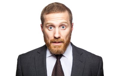 Büyük gözlerle kameraya bakan şaşkın iş adamı. Beyazda izole edilmiş, kameraya bakıyor..