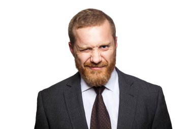 Kameraya bakarak ve göz kırpıyor komik iş yakışıklı adamı. Kameraya bakarak beyaz izole