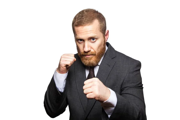 Un hombre de negocios seguro listo para pelear y boxear. mirando la toma del estudio de la cámara, aislado sobre fondo blanco . — Foto de Stock