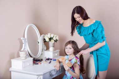 Kuaförlük anne onu taşımak güzel kızı evde.