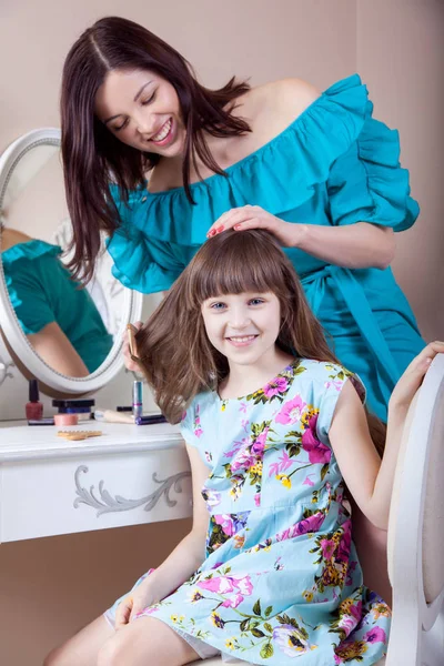 Madre peluquería su preadolescente hermosa hija en casa . — Foto de Stock
