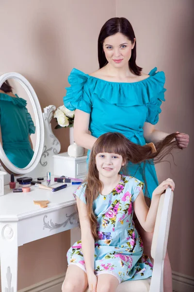 Mãe cabeleireiro seu preteen bela filha em casa . — Fotografia de Stock