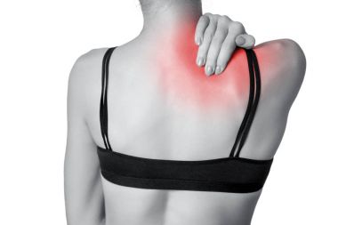 Closeup görünümünü omuz ya da boyun ağrısı olan bir genç kadın. Beyaz arka plan üzerinde izole. Siyah ve beyaz fotoğraf kırmızı nokta