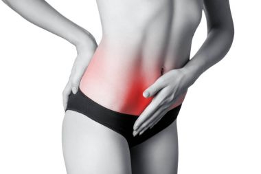 Portre manzara mide ağrısı veya sindirim veya dönem döngüsü ile genç bir kadın. Beyaz arka plan üzerinde izole. Siyah ve beyaz fotoğraf kırmızı nokta.