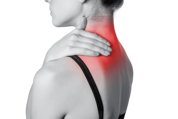 Vue rapprochée d'une jeune femme souffrant de douleurs à l'épaule ou au cou. isolé sur fond blanc. Photo en noir et blanc avec point rouge — Photo