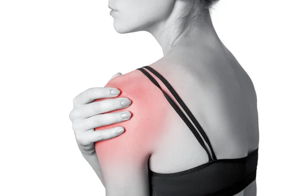 Mujer joven con dolor en el brazo y el hombro. aislado sobre fondo blanco. Foto en blanco y negro con punto rojo — Foto de Stock