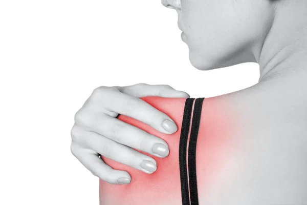 Mujer joven con dolor en el brazo y el hombro. aislado sobre fondo blanco. Foto en blanco y negro con punto rojo —  Fotos de Stock