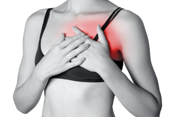 Mujer joven con el pecho en la mano, dolor en el corazón. aislado sobre fondo blanco. Foto en blanco y negro con punto rojo . — Foto de Stock