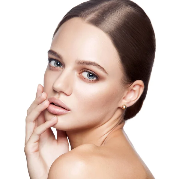 Lugna skönhet. Porträtt av vackra unga blonda kvinnan med naken makeup, blå ögon, frisyr och rent ansikte. — Stockfoto