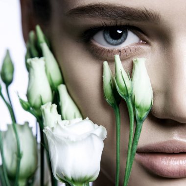 Sakin güzellik moda Model kadın yüzü. Öğe, dikey, beyaz gül çiçek.