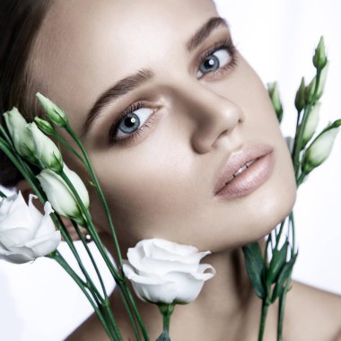 Sakin güzellik moda Model kadın yüzü. Öğe, dikey, beyaz gül çiçek.