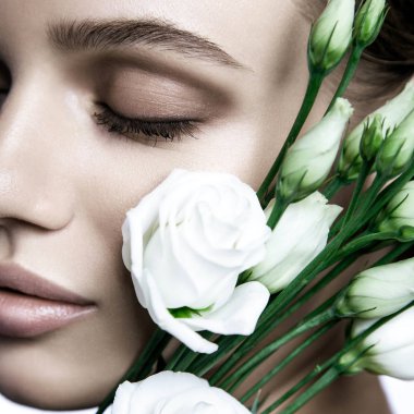 Sakin güzellik moda Model kadın yüzü. Öğe, dikey, beyaz gül çiçek.