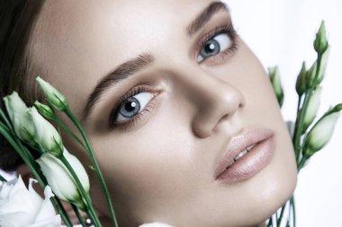 Sakin güzellik moda Model kadın yüzü. Öğe, dikey, beyaz gül çiçek.