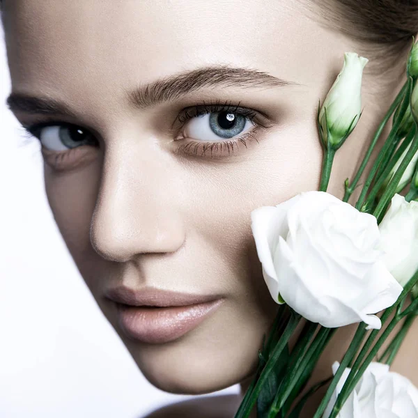 沉静的美时装模型女人脸。与白色玫瑰花的肖像. — 图库照片