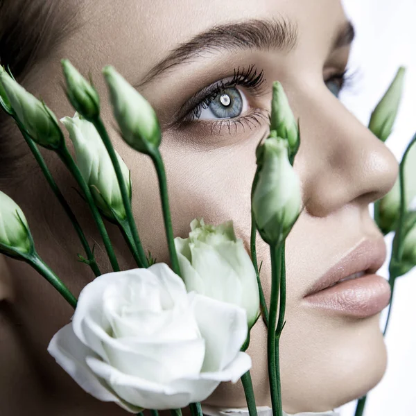 뷰티 패션 모델 여자 얼굴을 진정. 흰색 장미 꽃과 초상화. — 스톡 사진