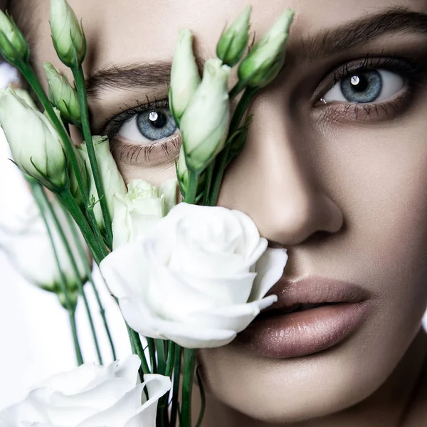 Ruhige Schönheit Mode Modell Frau Gesicht. Porträt mit weißer Rose. — Stockfoto