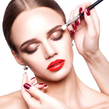 profesyonel makyöz makyaj mavi gözleri ve hafif Kahverengi saç stili ve mükemmel cilt güzel genç kadın için geçerlidir.