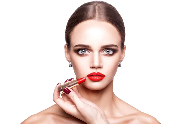 Professionelle Make-up-Artist trägt Make-up für schöne junge Frau mit blauen Augen und hellbraune Frisur und perfekte Haut. — Stockfoto