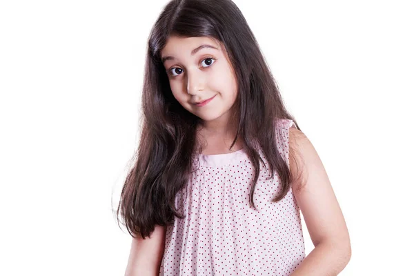 Menina feliz bonita com cabelo escuro longo e vestido olhando para a câmera. estúdio tiro, isolado em fundo branco . — Fotografia de Stock