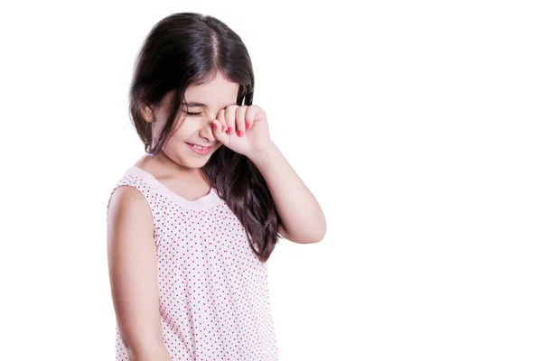 Triste llorando infeliz niña hermosa con el pelo oscuro y los ojos. plano de estudio, aislado sobre fondo blanco . —  Fotos de Stock