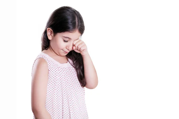 Triste llorando infeliz niña hermosa con el pelo oscuro y los ojos. plano de estudio, aislado sobre fondo blanco . —  Fotos de Stock