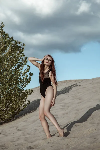 Hermosa modelo de moda en el desierto . —  Fotos de Stock