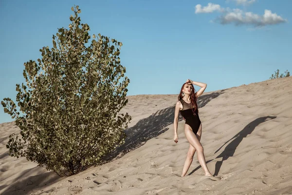 사막에서 아름 다운 패션 모델. — 스톡 사진