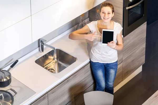 Beautiful woman in the kitchen. — Stock Photo, Image